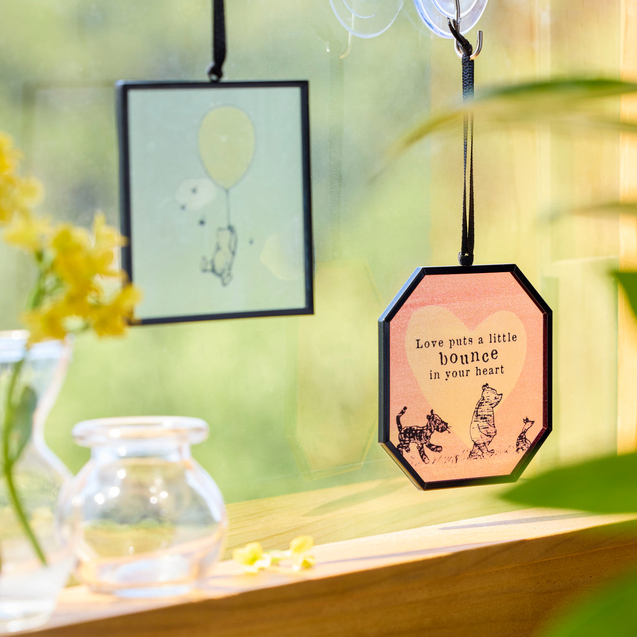 Winnie the Pooh Suncatcher: Pause