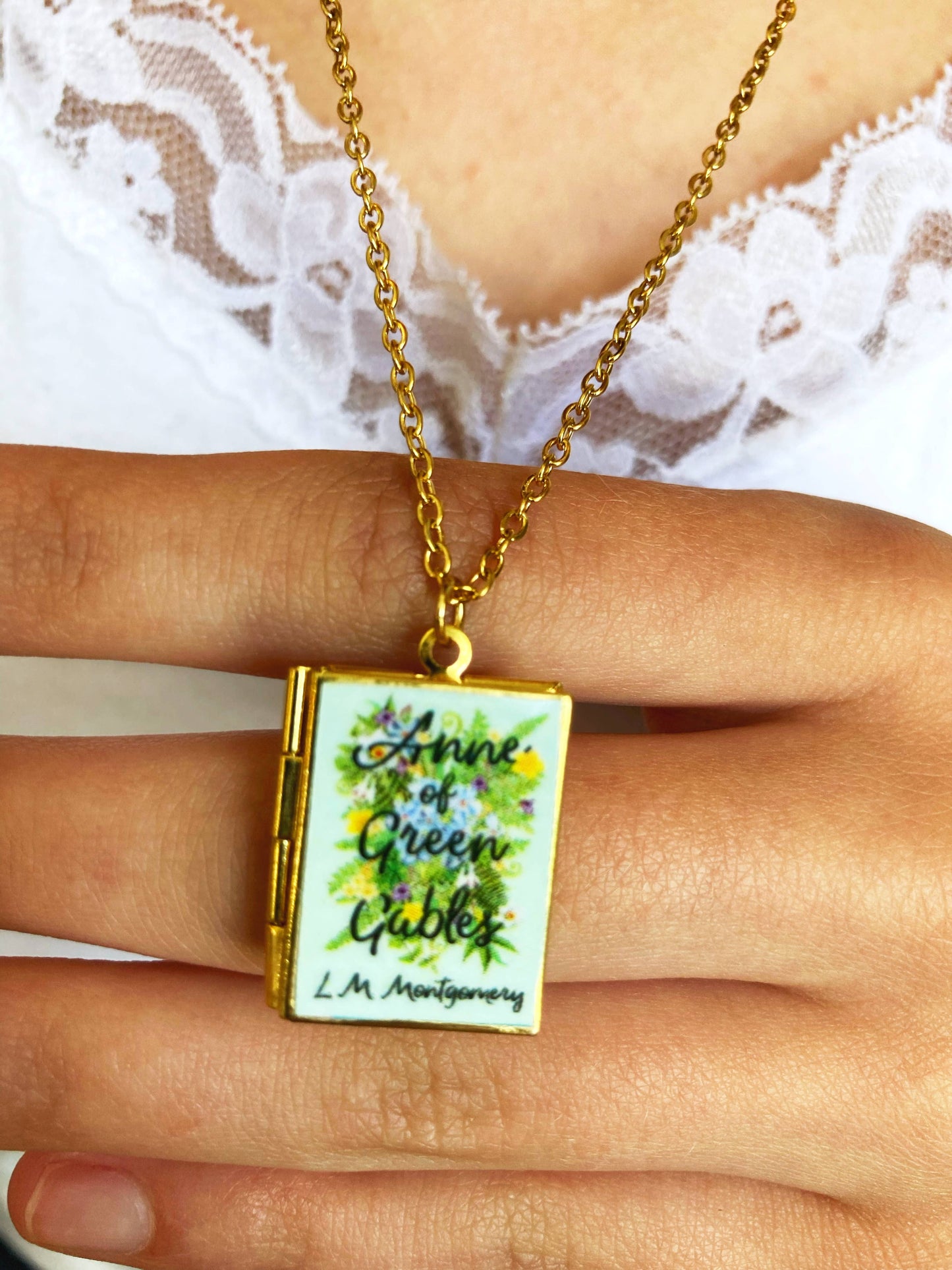 Book Locket Anne of Green Gables - Light Green Bouquet